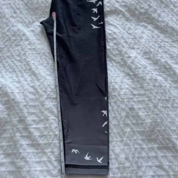 Silver Icing crop legging. Grey ombré with logo birds. Size XS - Picture 4 of 7